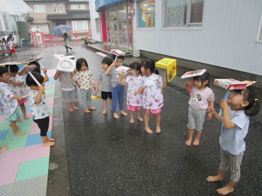 おたまじゃくしやカエルを観察しているようす