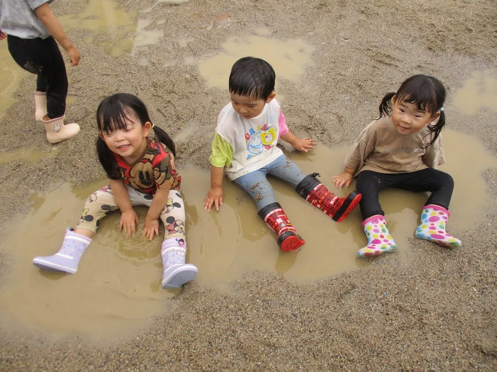 たんぽぽで遊ぶようす